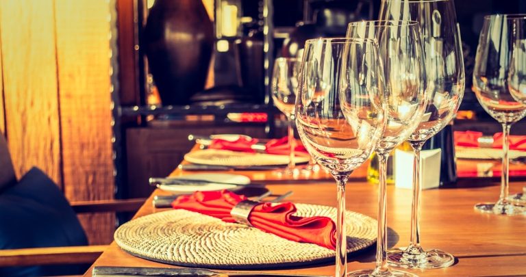 ایدههایی برای چیدن یک میز غذای شیک و جذاب