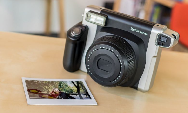 دوربین عکاسی چاپ سریع فوجی فیلم مدل Instax wide 300