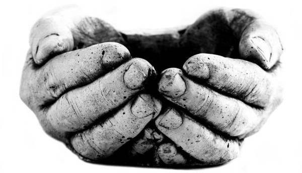 گلدان سیمانی دکو وسنا طرح دست مردانه