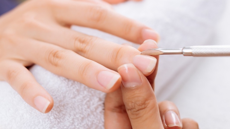 خودتان در خانه ناخن‌های کاشت و ژلیش خود را بردارید