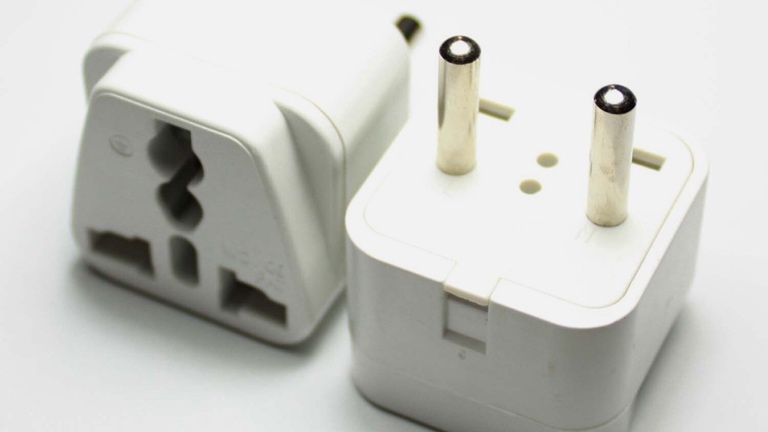 بهترین مبدل برق سهشاخه به دوشاخه