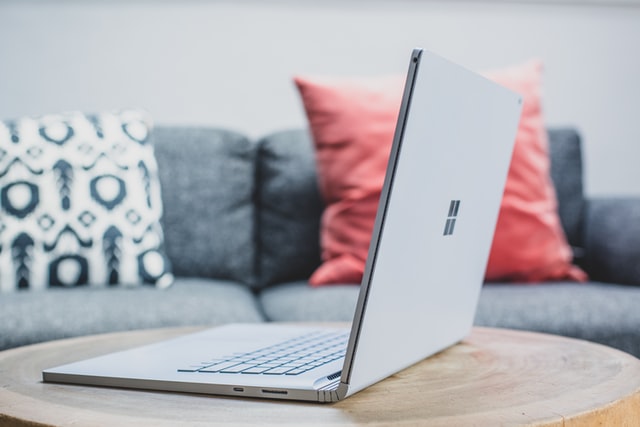 چگونه یک سرفیس لپتاپ (Surface Laptop) را به صفحه نمایشگر متصل کنیم؟
