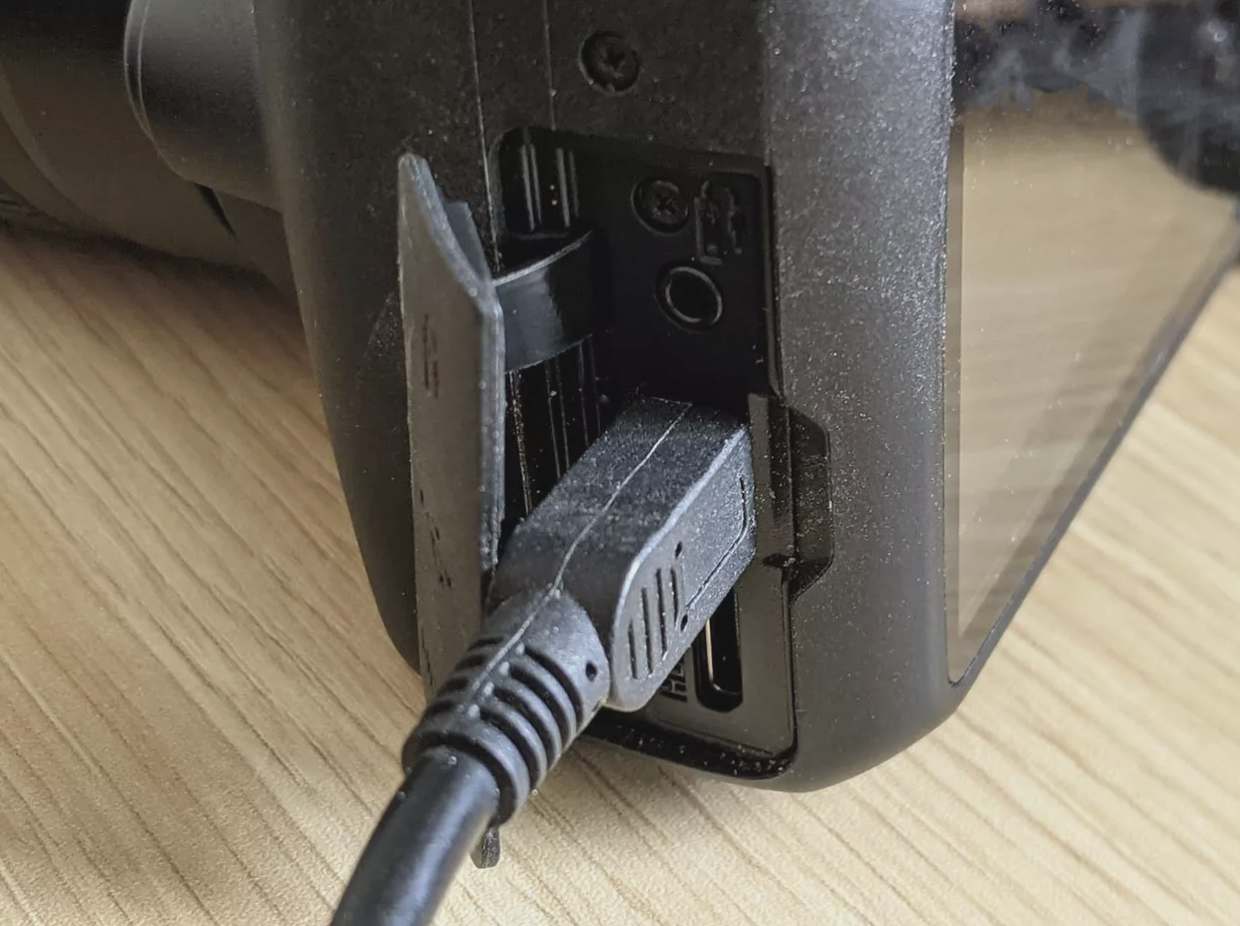 ۲. دوربین خود را از طریق USB به کامپیوتر وصل کنید.
