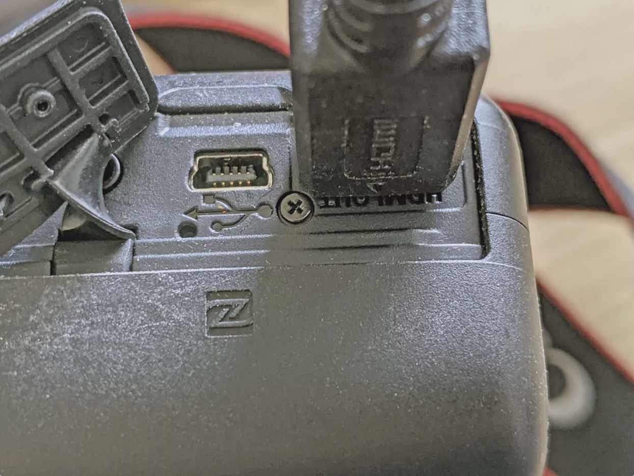 کابل HDMI را به دوربین وصل کنید.