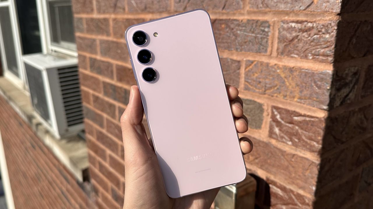 سامسونگ Galaxy S23 در مقابل گوشی Nothing phone 2: کدام بهتر است؟