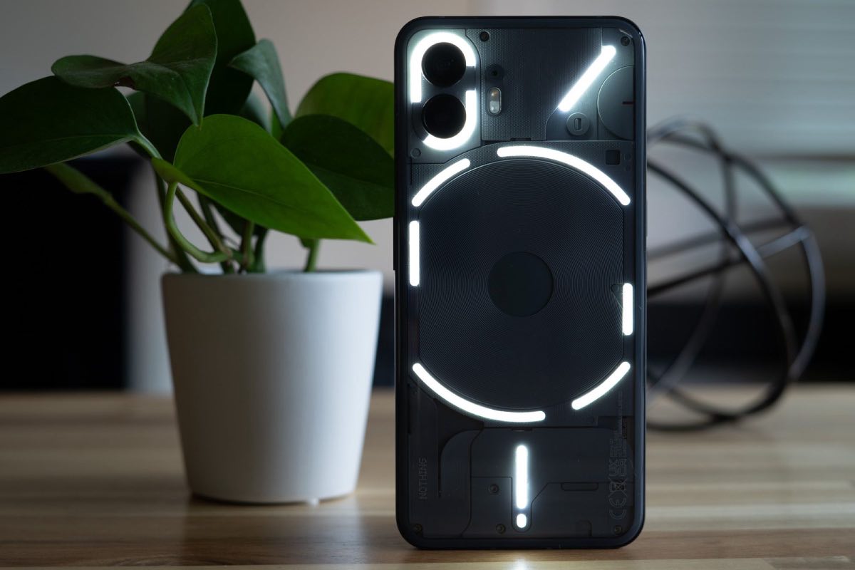 سامسونگ Galaxy S23 در مقابل گوشی Nothing phone 2: کدام بهتر است؟